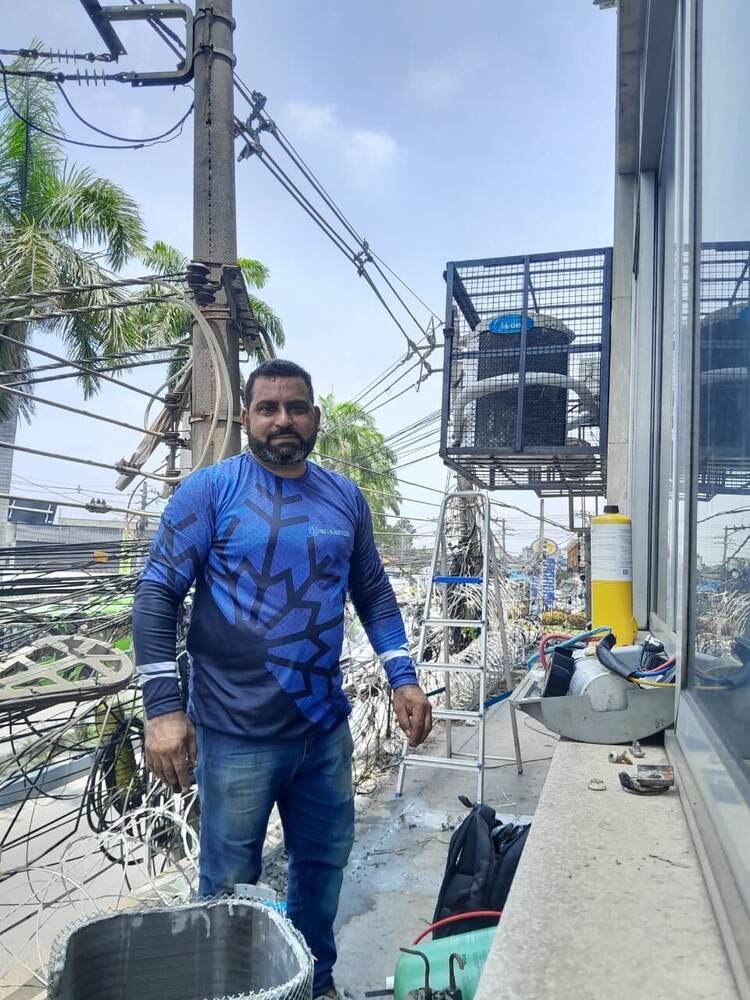 Edmar, técnico da DMR Climatização, em atendimento externo